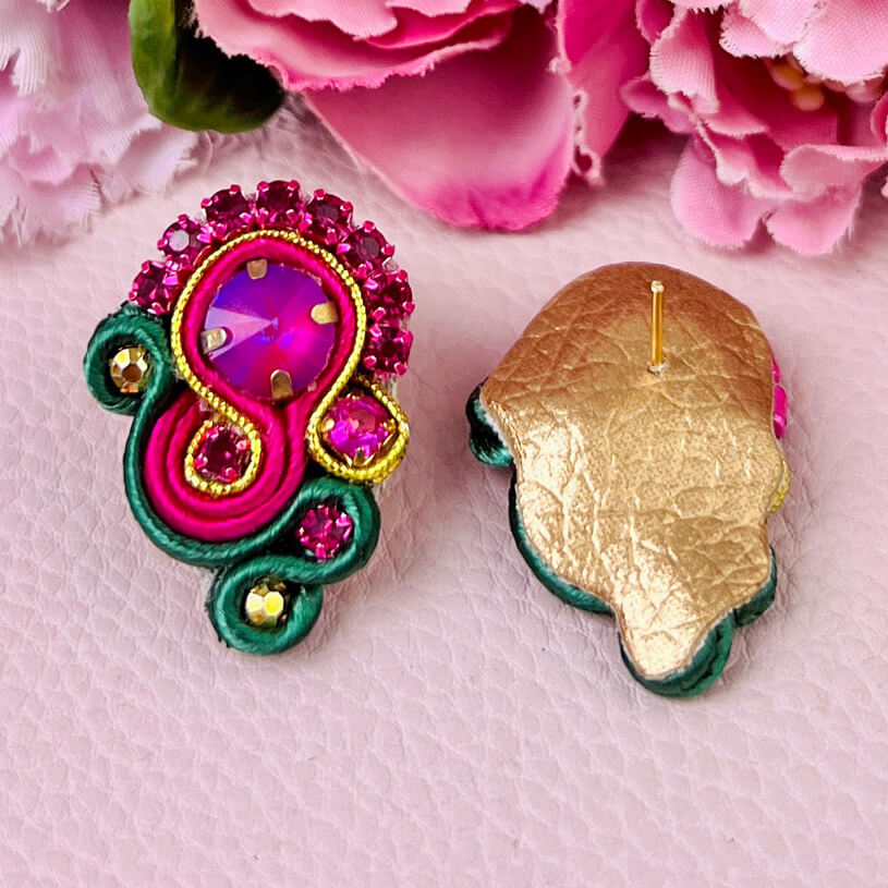 Schöne Soutache-Ohrringe in Pink und Grün