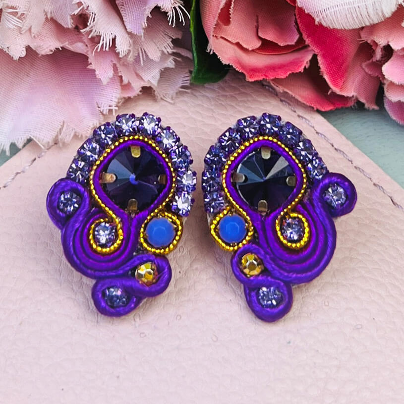 Schöne Soutache-Ohrringe in Violett