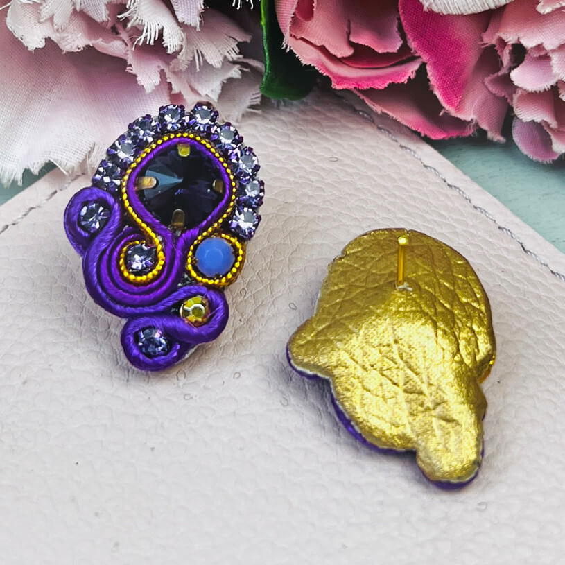 Schöne Soutache-Ohrringe in Violett