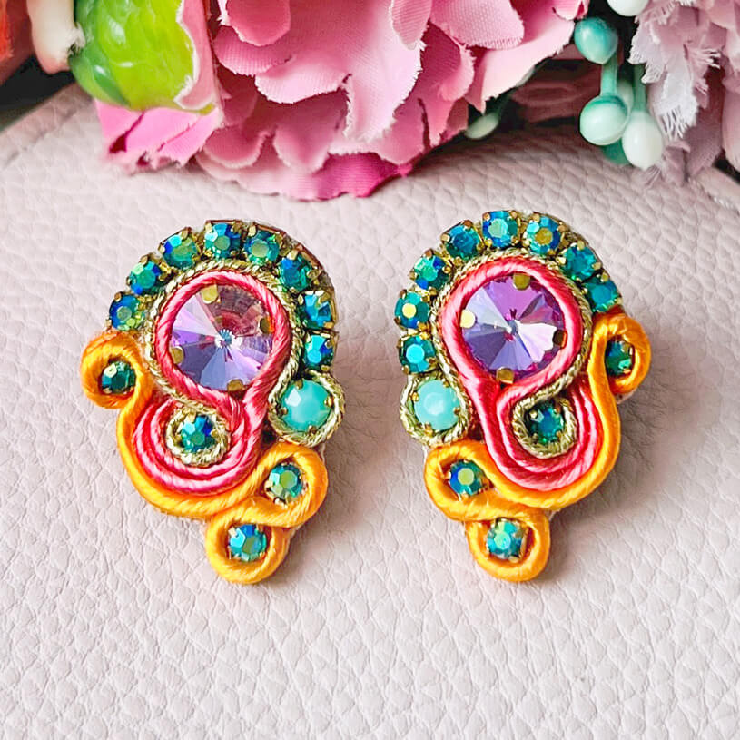 Schöne Soutache-Ohrringe in Orange und Türkis
