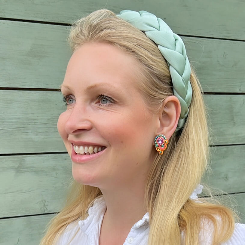 Schöne Soutache-Ohrringe in Orange und Türkis