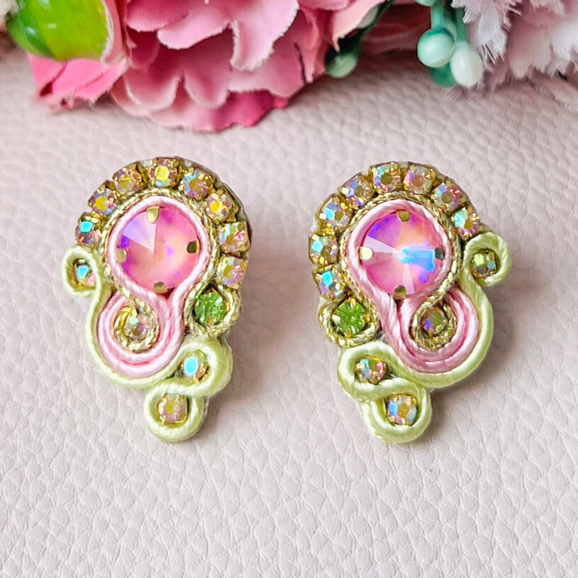 Schöne Soutache-Ohrringe in Rosa und Champagner