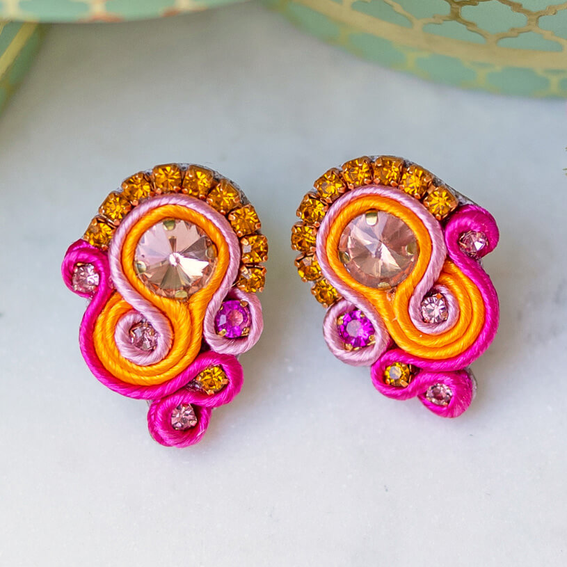 Schöne Soutache-Ohrringe in leuchtendem Pink und Orange