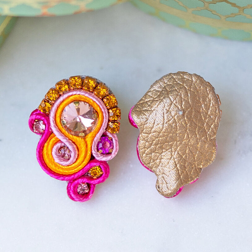 Schöne Soutache-Ohrringe in leuchtendem Pink und Orange