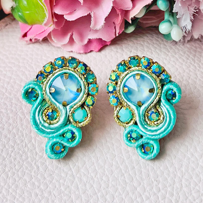 Schöne Soutache-Ohrringe in Türkis