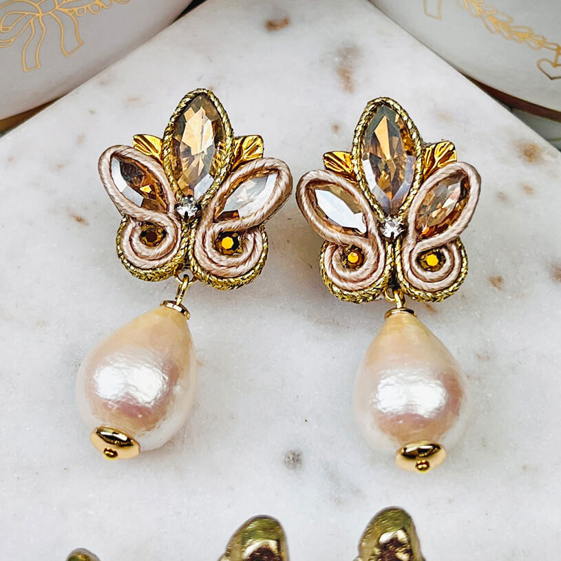 Schöne Soutache-Ohrstecker in Champagner und Gold mit Baumwolltropfen