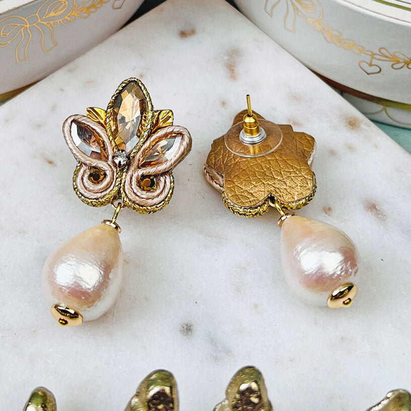 Schöne Soutache-Ohrstecker in Champagner und Gold mit Baumwolltropfen