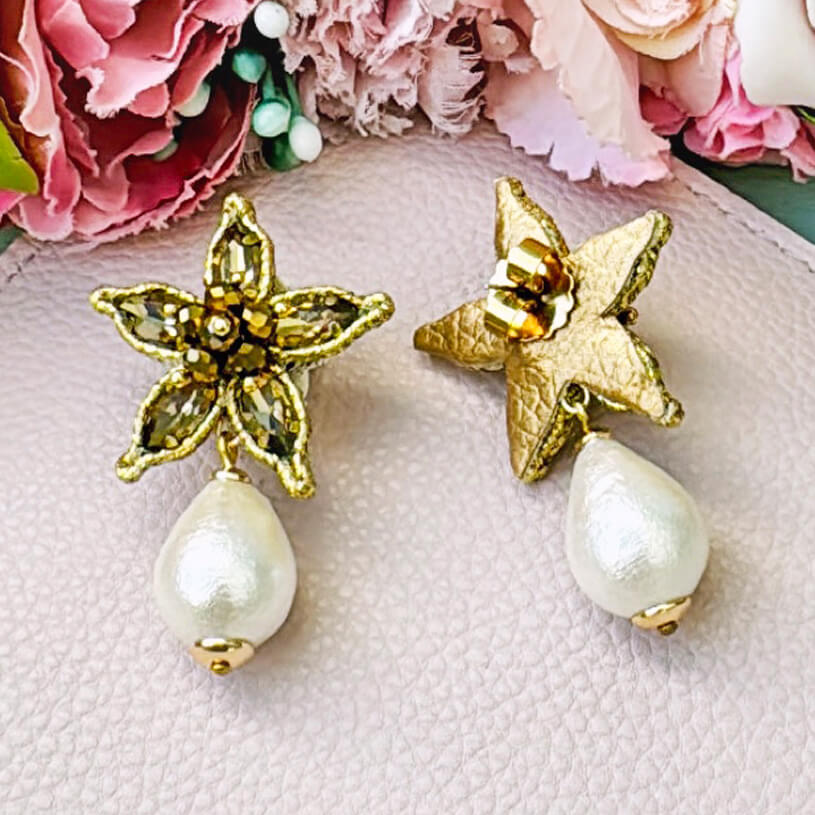 Champagnerfarbene Soutache-Ohrstecker in Blütensternform mit Baumwolltropfen