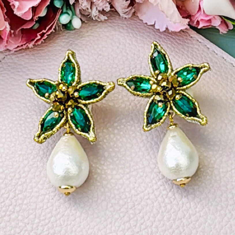 Dunkelgrüne Soutache-Ohrstecker in Blütensternform mit Baumwolltropfen