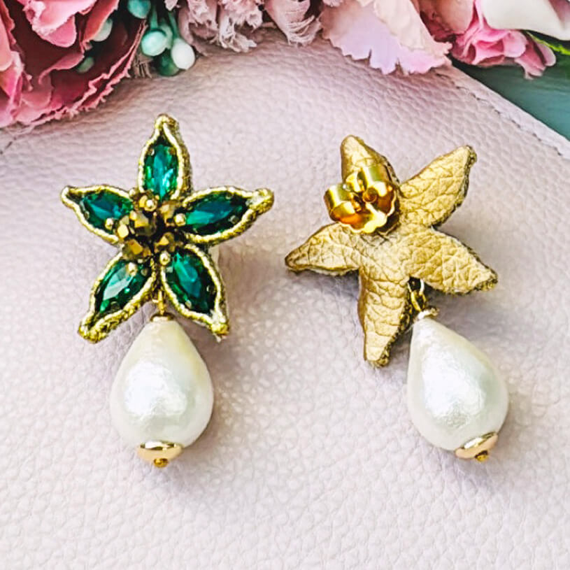 Dunkelgrüne Soutache-Ohrstecker in Blütensternform mit Baumwolltropfen