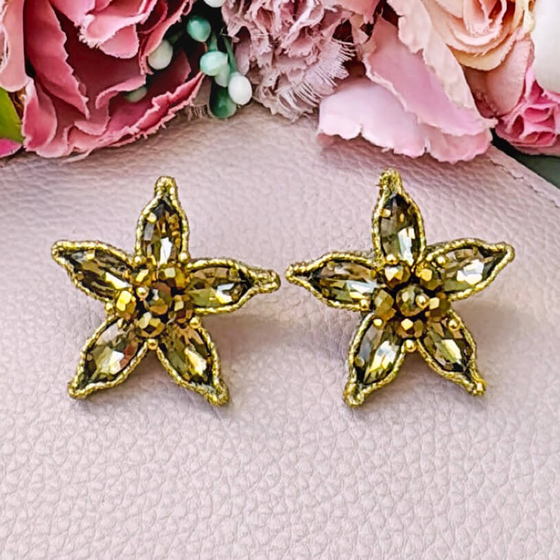 Champagnerfarbene Soutache-Ohrstecker in Blütensternform