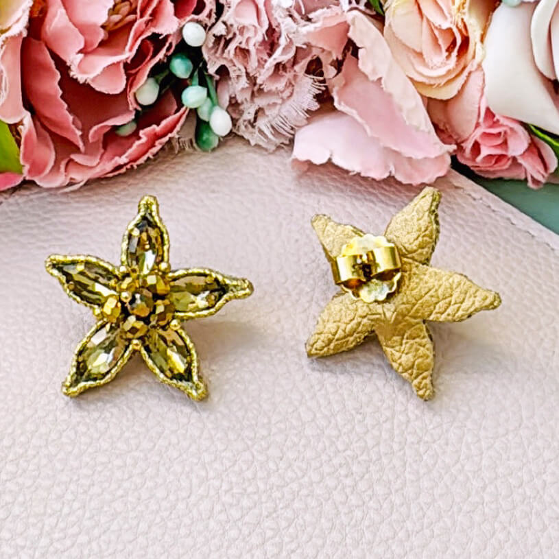 Champagnerfarbene Soutache-Ohrstecker in Blütensternform