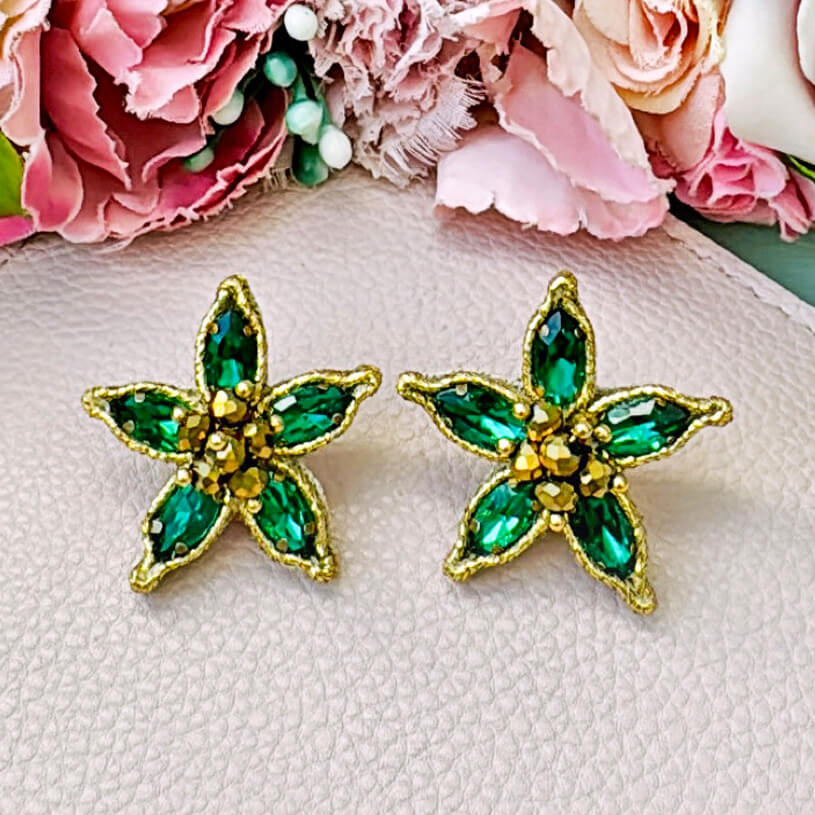 Dunkelgrüne Soutache-Ohrstecker in Blütensternform