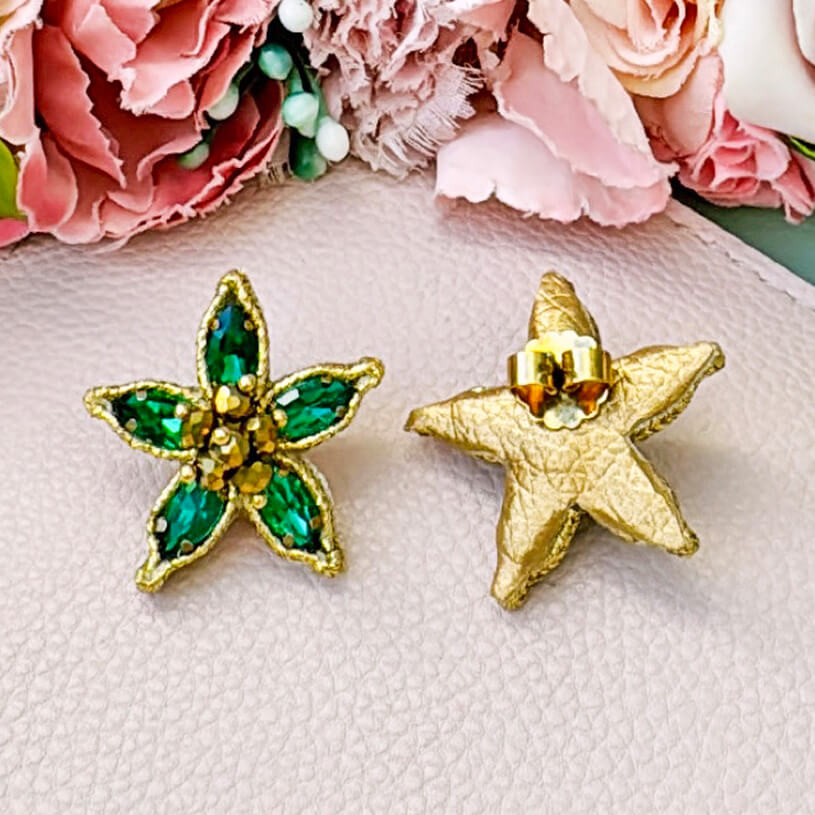 Dunkelgrüne Soutache-Ohrstecker in Blütensternform