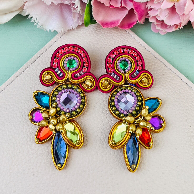 Aufwändige Soutacheohrstecker in bunten Farben