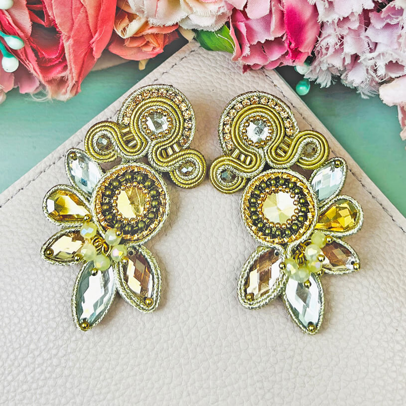 Aufwändige Soutacheohrstecker in Gold und Champagner