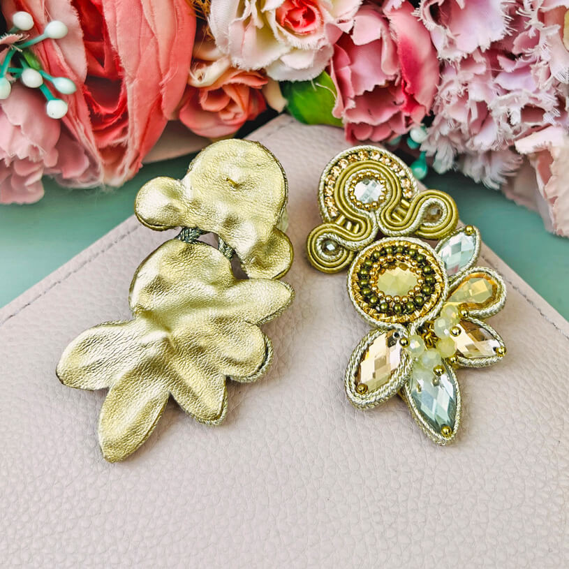Aufwändige Soutacheohrstecker in Gold und Champagner