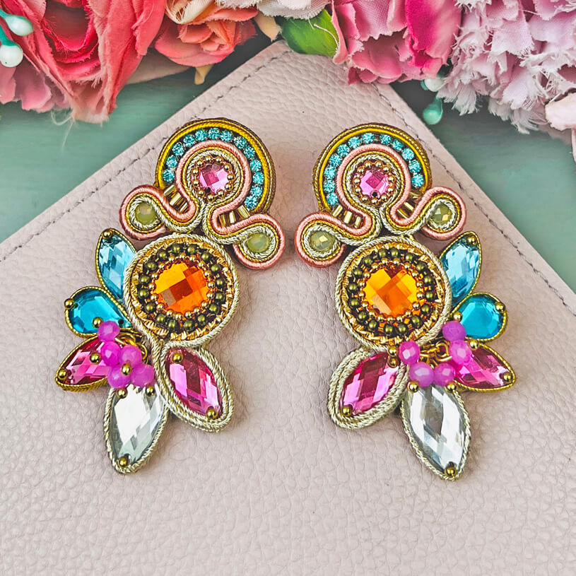 Aufwändige Soutacheohrstecker in Pink, Blau und Gelb