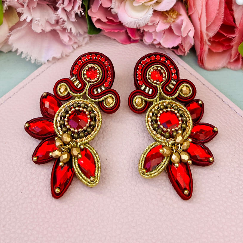 Aufwändige Soutacheohrstecker in Rot und Gold