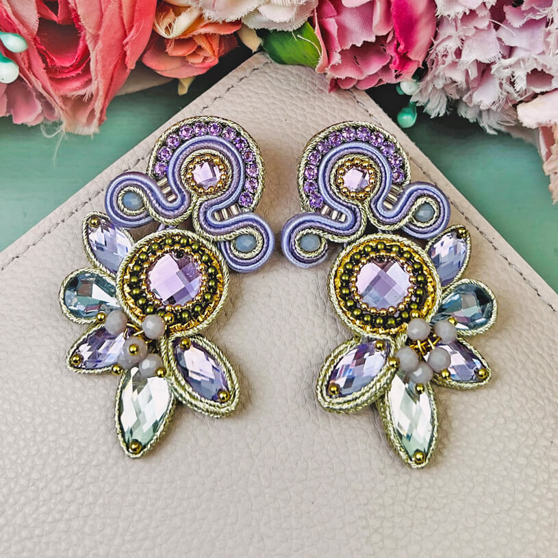 Aufwändige Soutacheohrstecker in Flieder und Champagner