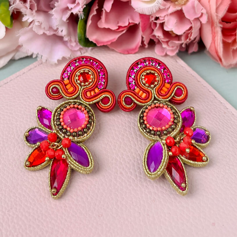 Aufwändige Soutacheohrstecker in Pink und Violett