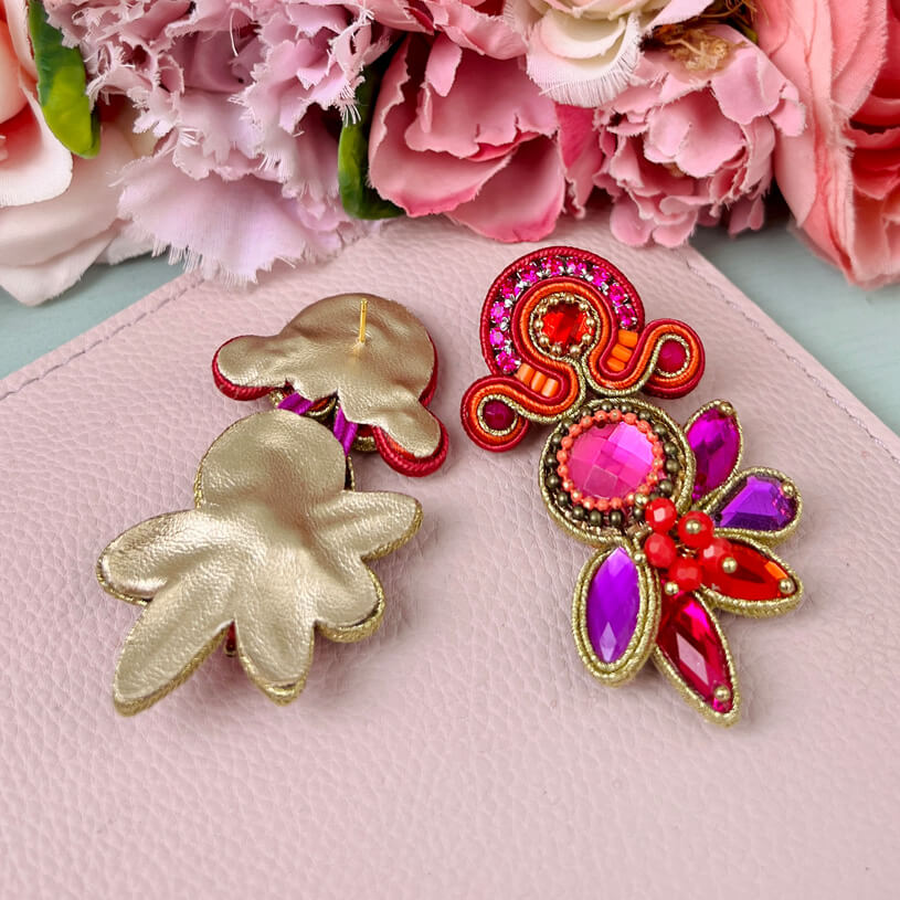 Aufwändige Soutacheohrstecker in Pink und Violett