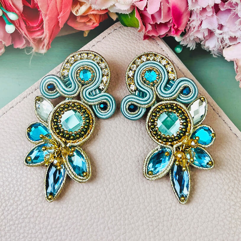 Aufwändige Soutacheohrstecker in zarten Hellblautönen mit Gold