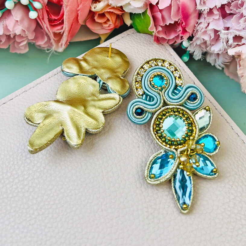 Aufwändige Soutacheohrstecker in zarten Hellblautönen mit Gold