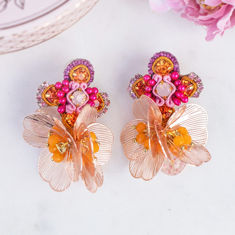 Stylische SoutacheOhrringe mit Blüten in Orange, Pink und Roségold
