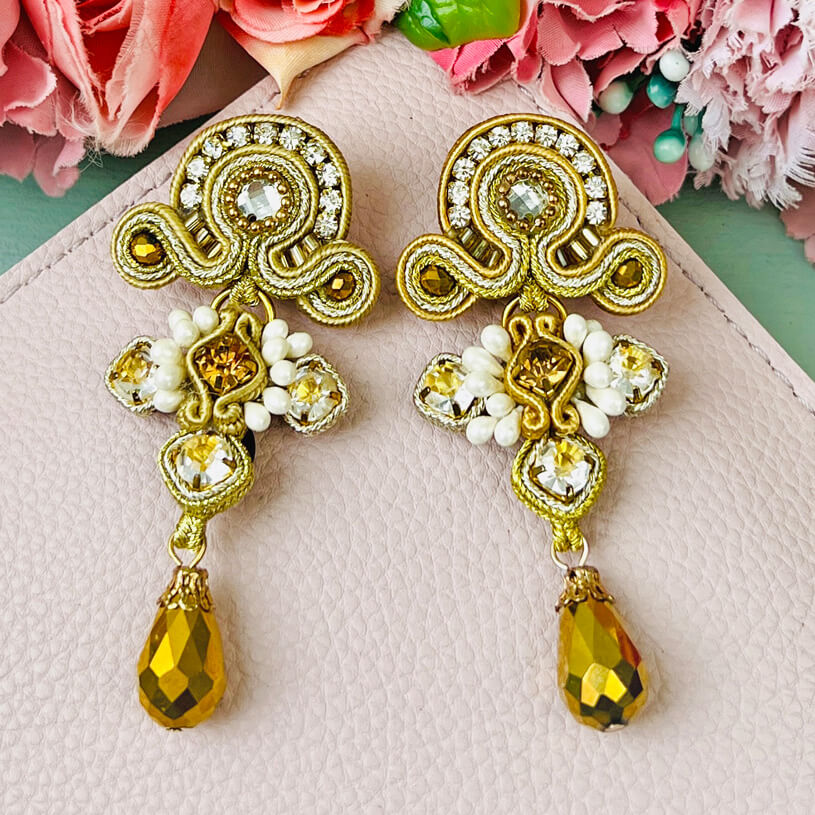 Edle Soutache-Ohrringe in Goldtönen