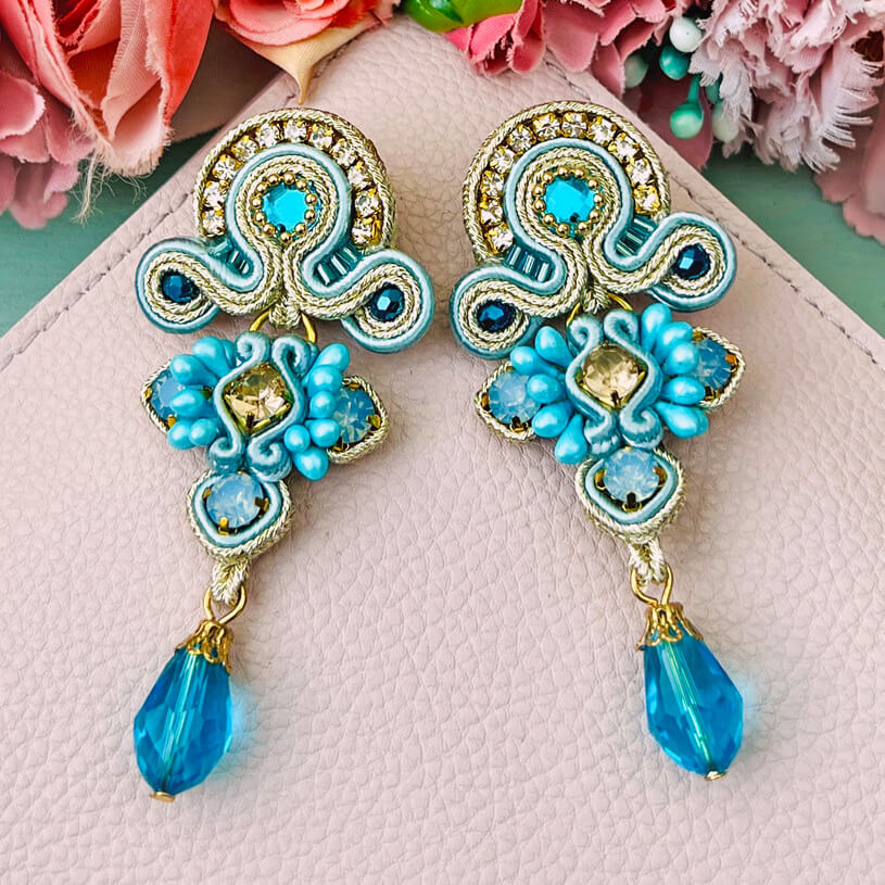 Edle Soutache-Ohrringe in zarten Hellblautönen mit Gold