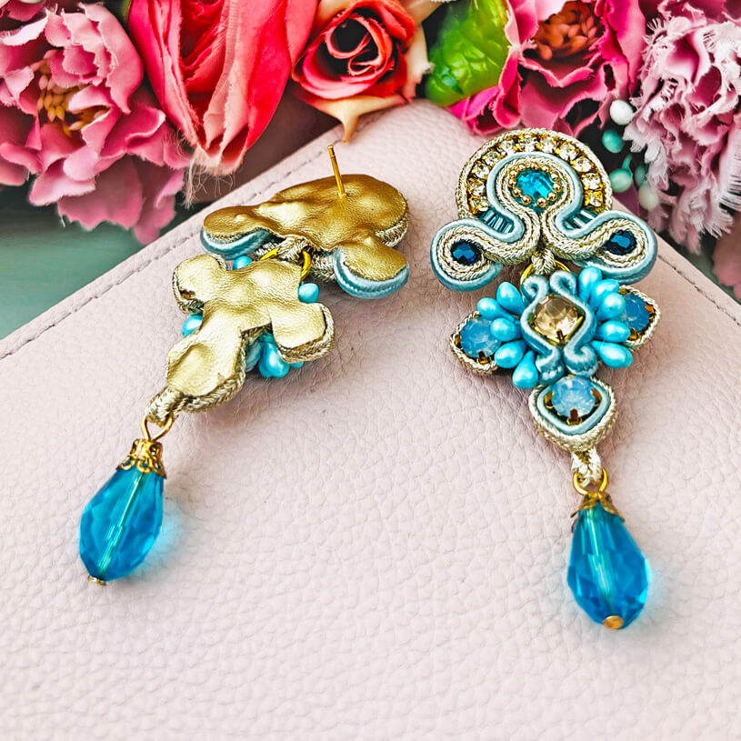 Edle Soutache-Ohrringe in zarten Hellblautönen mit Gold