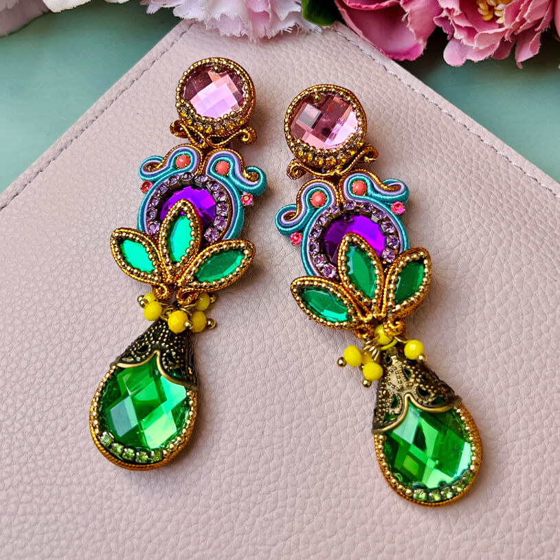 Funkelnde Soutache-Ohrstecker in Grün, Violett und Rosa