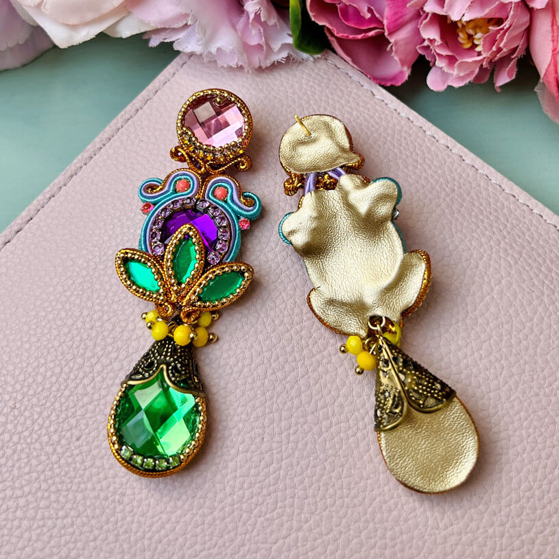 Funkelnde Soutache-Ohrstecker in Grün, Violett und Rosa