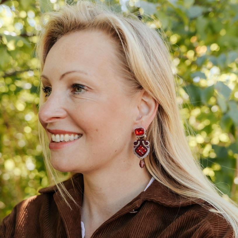 Schlichte Soutache-Ohrringe in Dunkelrot