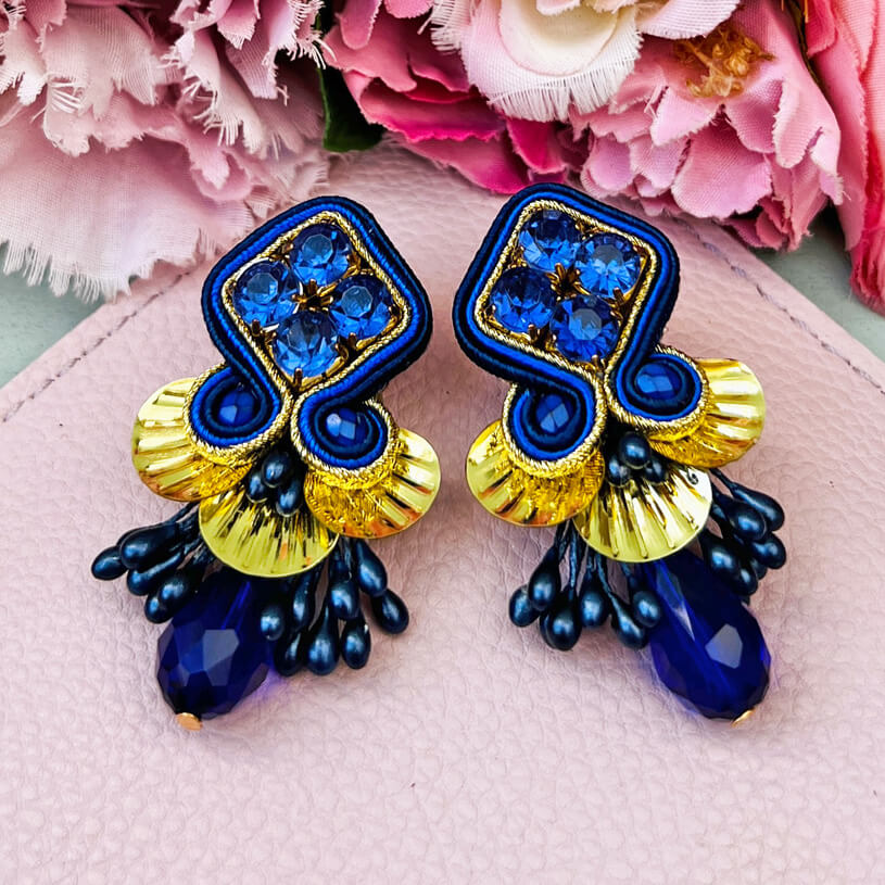 Schöne Soutache-Ohrstecker in Blau, Gold mit blauen Tropfen