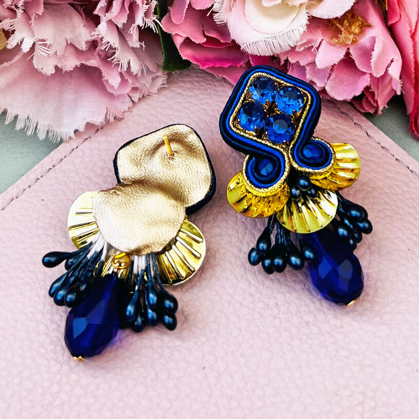 Schöne Soutache-Ohrstecker in Blau, Gold mit blauen Tropfen
