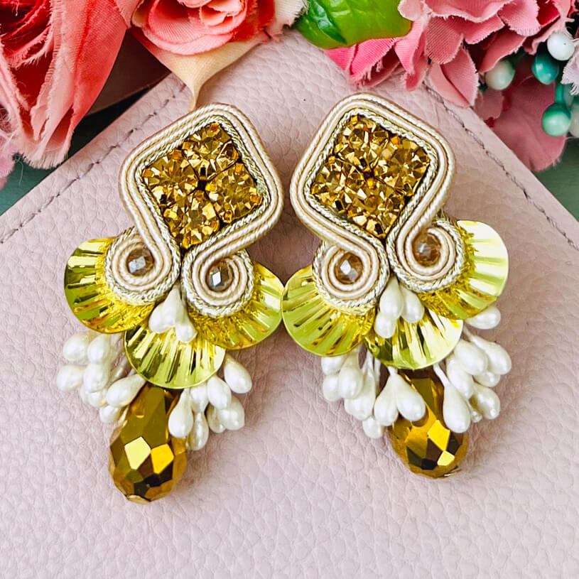 Schöne Soutache-Ohrstecker in Gold und Weiß mit Tropfen