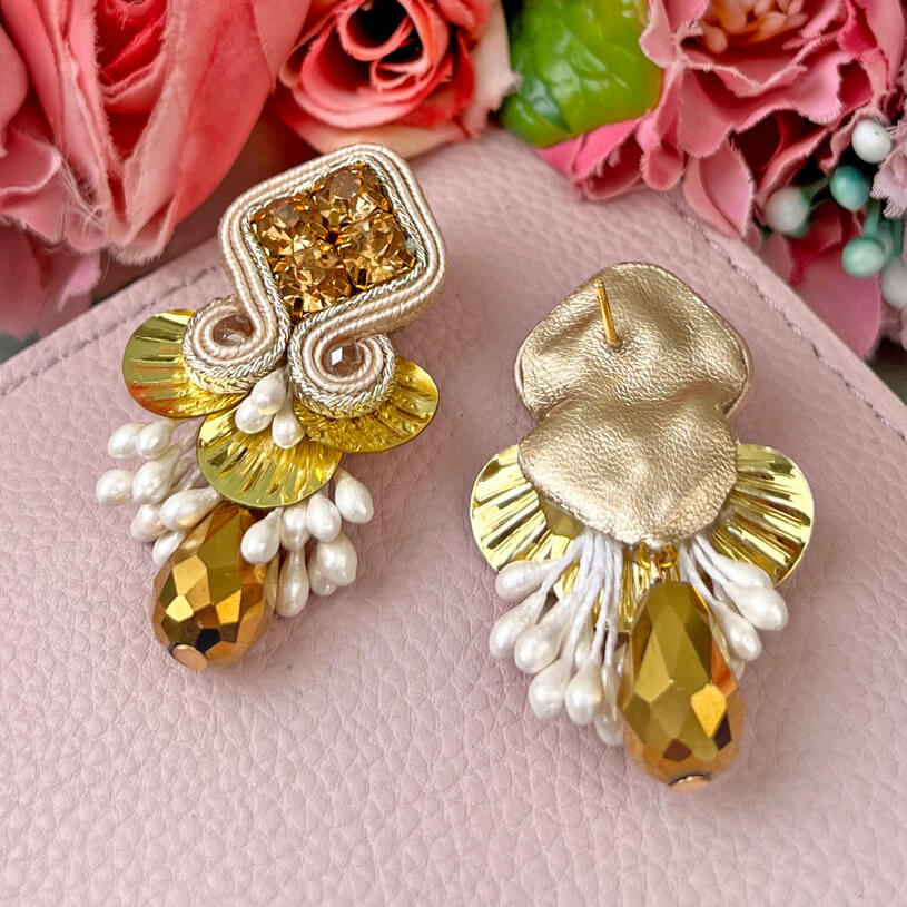 Schöne Soutache-Ohrstecker in Gold und Weiß mit Tropfen