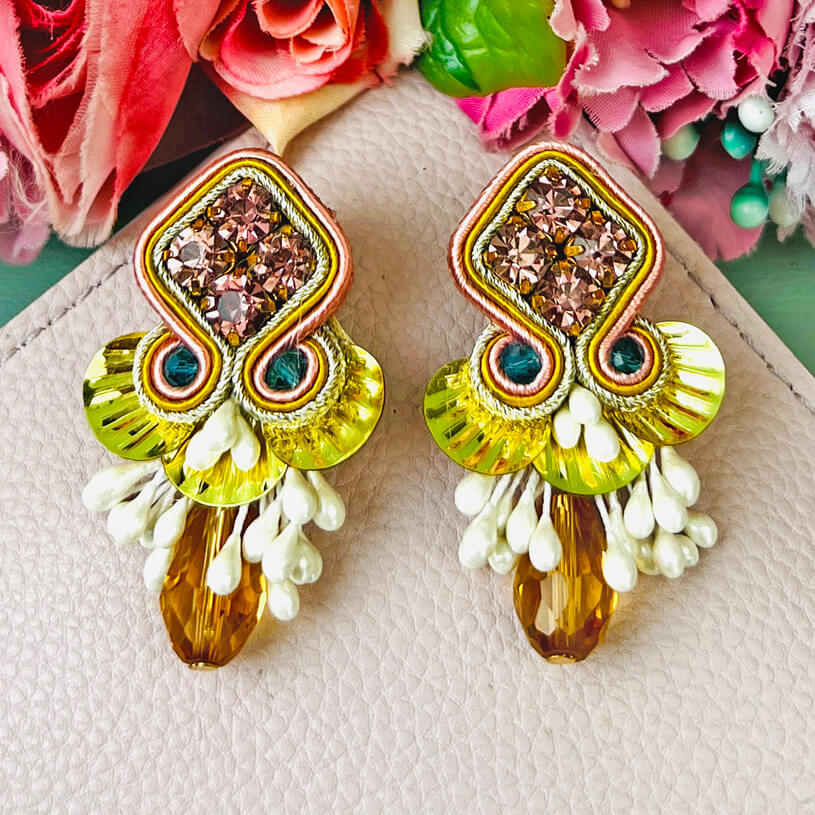 Schöne Soutache-Ohrstecker in Gold, Weiß und Rosa mit Tropfen