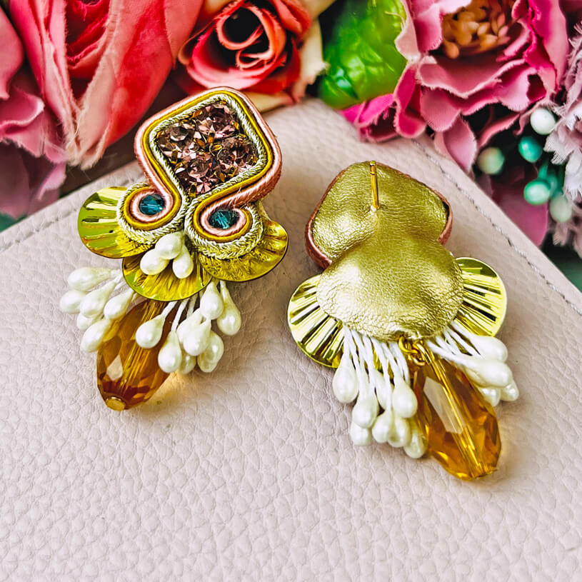 Schöne Soutache-Ohrstecker in Gold, Weiß und Rosa mit Tropfen