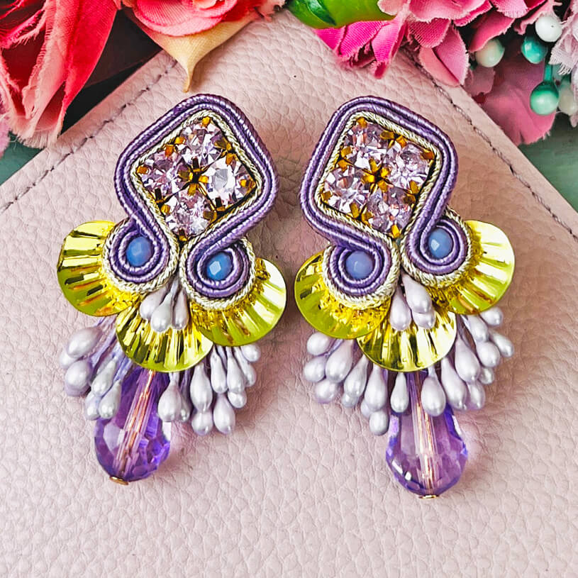 Schöne Soutache-Ohrstecker in Flieder und Gold mit Tropfen