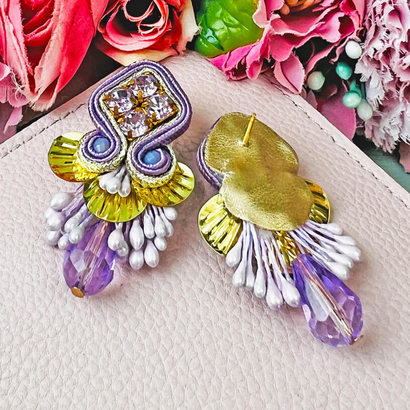 Schöne Soutache-Ohrstecker in Flieder und Gold mit Tropfen