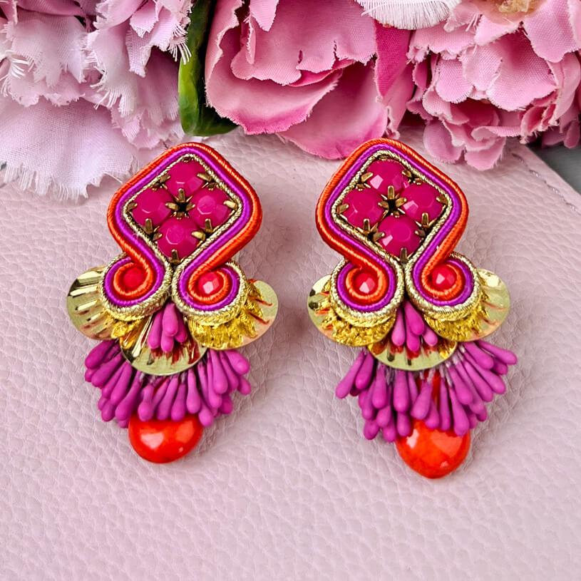 Schöne Soutache-Ohrstecker in Pink und Gold mit Tropfen