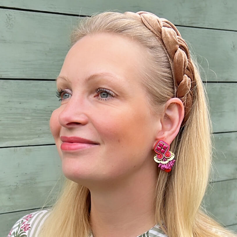 Schöne Soutache-Ohrstecker in Pink und Gold mit Tropfen