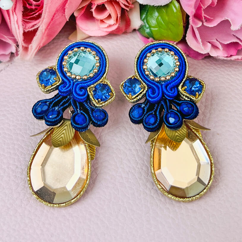 Funkelnde Soutache-Ohrringe mit schimmernden blauen Steinen und champagnerfarbenen Tropfen