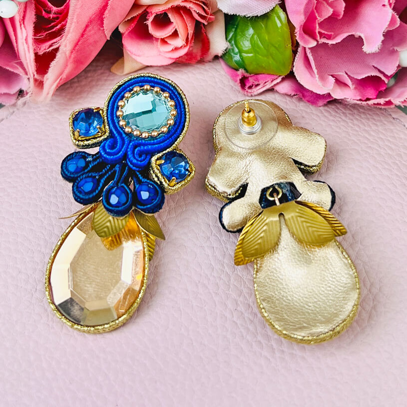 Funkelnde Soutache-Ohrringe mit schimmernden blauen Steinen und champagnerfarbenen Tropfen
