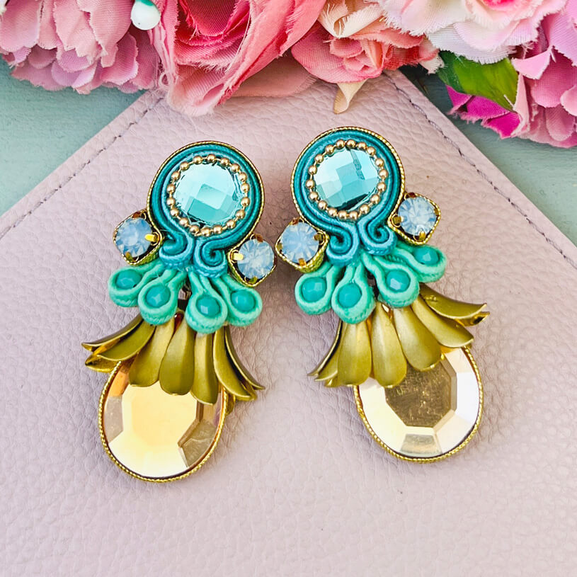 Funkelnde Soutache-Ohrringe mit schimmernden hellblauen Steinen und champagnerfarbenen Tropfen