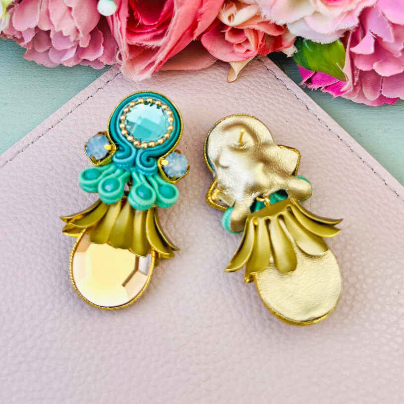 Funkelnde Soutache-Ohrringe mit schimmernden hellblauen Steinen und champagnerfarbenen Tropfen