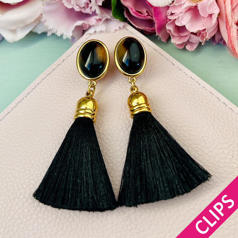 Schwarze Ohrringe als Ohrclips in Schildpattfarben mit schwarzer Quaste von AmuseToi